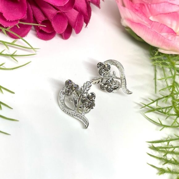 VINTAGE⚜️GORGEOUS Floral Grey Crystal Clustered Clip Earrings - Picture 1 of 9